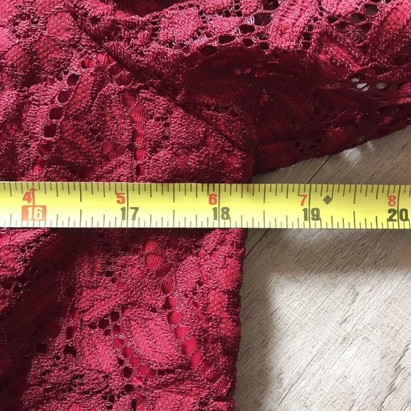 Suzanne Betro Red Lace Overlay Peplum Blouse Long Bell Sleeve Keyhole Back Med - Picture 8 of 9